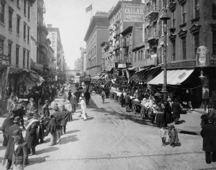 Street scene, Lower East Side, New York, ca. 1910.