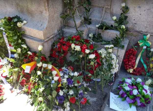 Wreaths at base of monument.