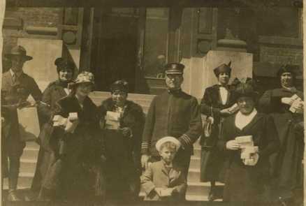 1918 photograph of people bringing Chanukah gifts to soldiers.