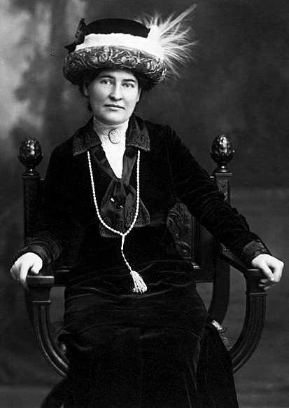 Photo portrait of Willa Cather, 1918